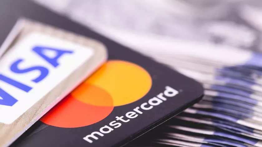 Έρευνα της ΕΕ για τα τέλη που επιβάλλουν Visa και Mastercard