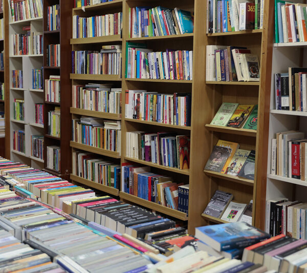 Παλαιοβιβλιοπωλείο των Αστέγων “Ανέστιος”: Δεύτερη ευκαιρία για ανθρώπους και βιβλία