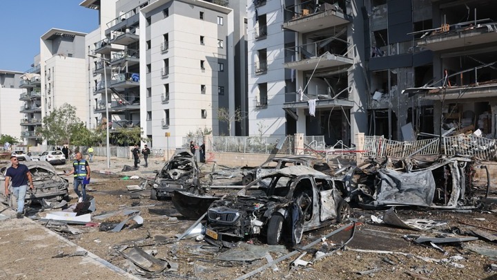 Σε τροχιά γενικευμένης σύγκρουσης: Πυραυλικά πλήγματα σε τεχνολογικούς στόχους του Ισραήλ – Διπλωματικός πυρετός στη Γενεύη – Tο παράθυρο της Ουάσιγκτον