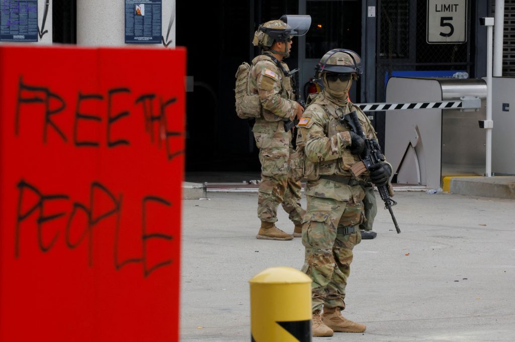 Λος Άντζελες: Τρίτη νύχτα συγκρούσεων – H Εθνοφρουρά στους δρόμους