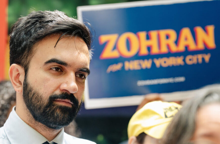 Ιστορική νίκη του Ζοχράν Μαμντάνι στην εσωκομματική αναμέτρηση των Δημοκρατικών στη Νέα Υόρκη