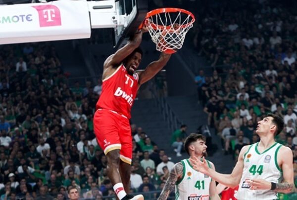 Ολυμπιακός: «Έσπασε» την έδρα με καταιγισμό τριπόντων και αγγίζει τον τίτλο