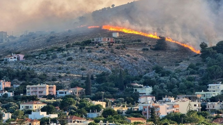 Μαίνεται για τρίτη ημέρα η πυρκαγιά στη Χίο – Μάχη με τις φλόγες και νέες εκκενώσεις οικισμών