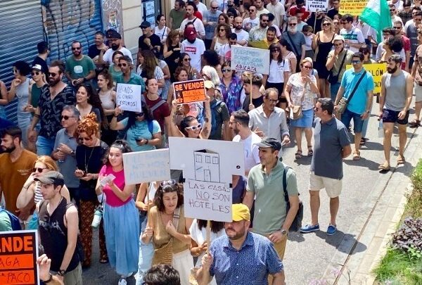 Εξέγερση κατά του υπερτουρισμού- Μαζικές διαδηλώσεις στη Νότια Ευρώπη – «Τουρίστες, ξεκουμπιστείτε»