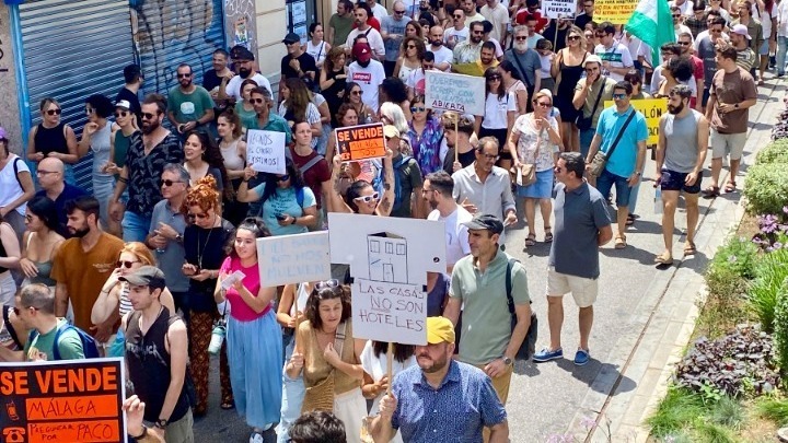 Εξέγερση κατά του υπερτουρισμού- Μαζικές διαδηλώσεις στη Νότια Ευρώπη – «Τουρίστες, ξεκουμπιστείτε»