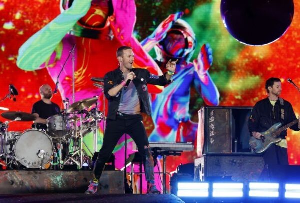 Οι Coldplay επανακυκλοφορούν τα άλμπουμ τους σε βινύλια από ανακυκλωμένα πλαστικά μπουκάλια