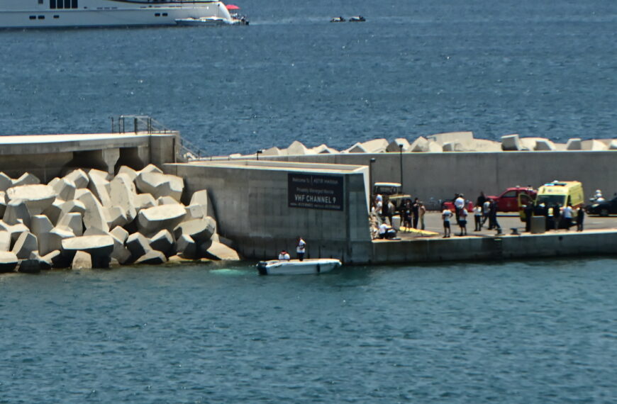 Πτώση ιδιωτικού ελικοπτέρου στη θαλάσσια περιοχή της Βουλιαγμένης