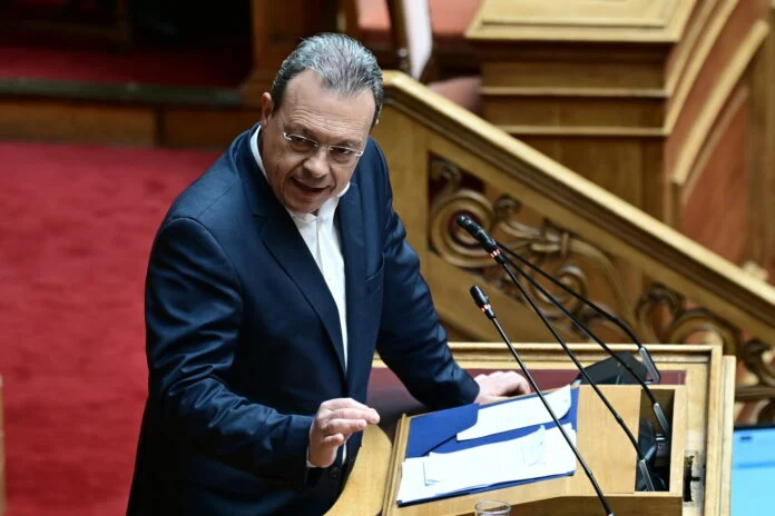 Φάμελλος στη Βουλή: «Το καθεστώς Μητσοτάκη μπάζωσε την αλήθεια για τα Τέμπη»