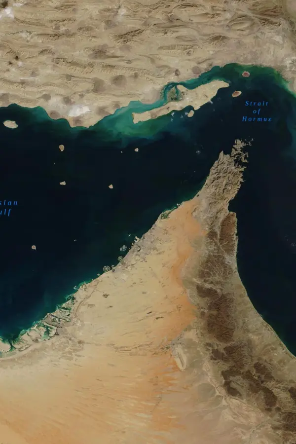 Μερικό κλείσιμο των Στενών του Ορμούζ από το Ιράν – Παγκόσμια ανησυχία και επείγον σήμα προς τα ελληνικά πλοία