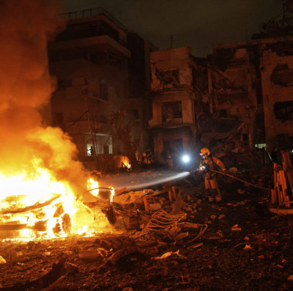 Κλιμακώνεται η σύγκρουση Ισραήλ–Ιράν: Αεροπορικές επιδρομές, νεκροί άμαχοι και απειλές για ολοκληρωτικό&hellip;