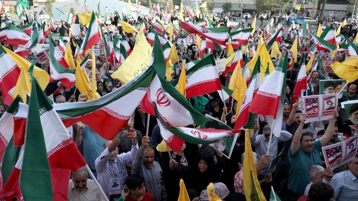 Η εύθραυστη κατάπαυση του πυρός ανάμεσα στο Ισραήλ και το Ιράν συνεχίζει&hellip;