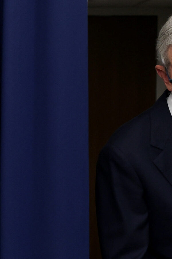 Κωνσταντίνος Βέργος / Η σύγκρουση Τραμπ–Πάουελ και οι κίνδυνοι για την παγκόσμια οικονομία