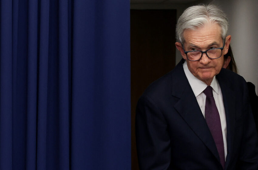 Η Fed δεν μειώνει τα επιτόκια – Κόβει τις προβλέψεις για ανάπτυξη και προειδοποιεί για πληθωρισμό λόγω Τραμπ