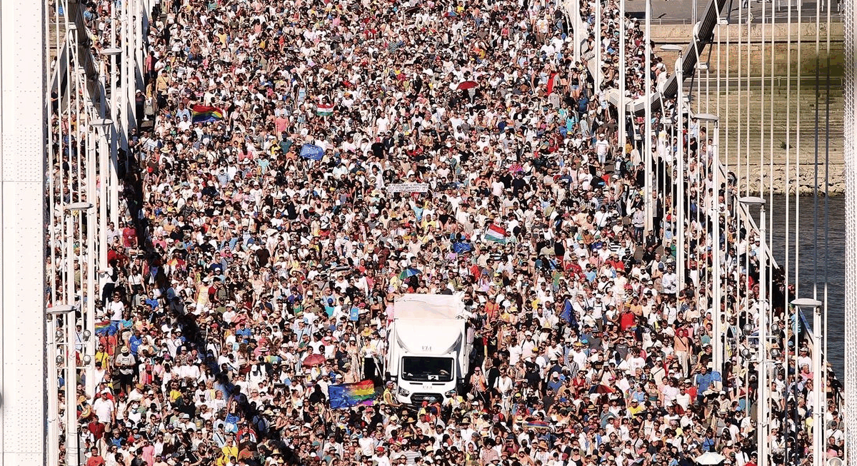 Μαζική πορεία υπερηφάνειας στη Βουδαπέστη: Δεκάδες χιλιάδες αψηφούν την απαγόρευση και στέλνουν μήνυμα&hellip;