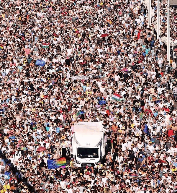 Μαζική πορεία υπερηφάνειας στη Βουδαπέστη: Δεκάδες χιλιάδες αψηφούν την απαγόρευση και στέλνουν μήνυμα υπέρ των δικαιωμάτων