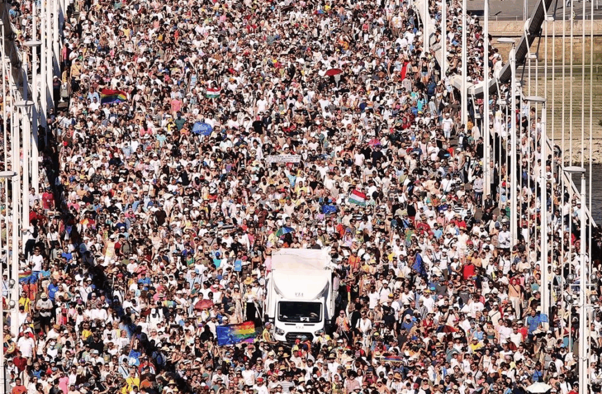 Μαζική πορεία υπερηφάνειας στη Βουδαπέστη: Δεκάδες χιλιάδες αψηφούν την απαγόρευση και στέλνουν μήνυμα υπέρ των δικαιωμάτων