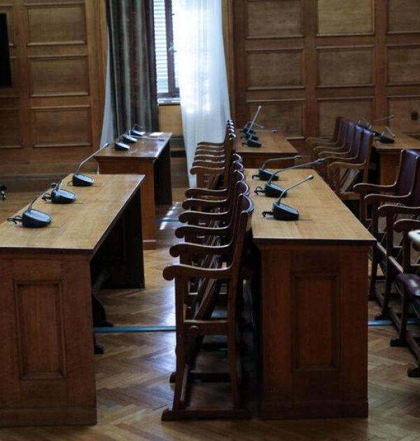 Ψεκάσαν-σκουπίσαν-τελείωσαν με την Προκαταρκτική για τον Κώστα Αχ. Καραμανλή — Μετωπική σύγκρουση κυβέρνησης και αντιπολίτευσης