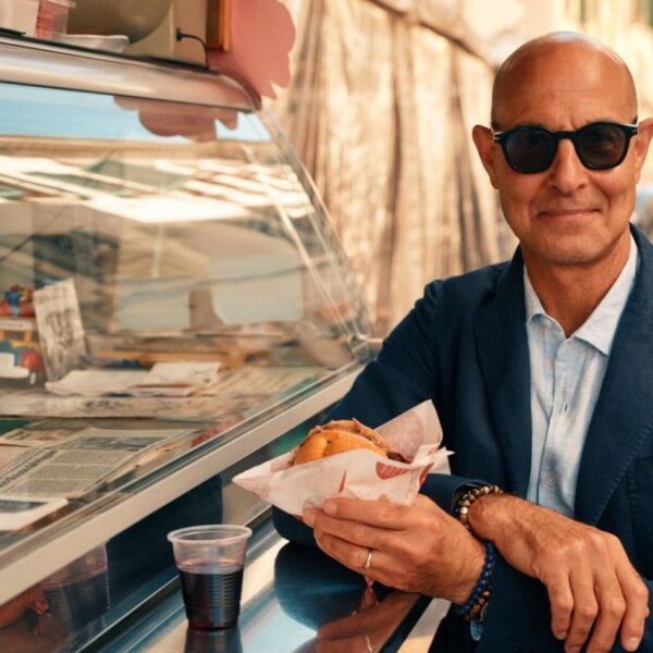 Ο Στάνλεϊ Τούτσι ξαναβρίσκει την Ιταλία του – και την κάνει τηλεόραση