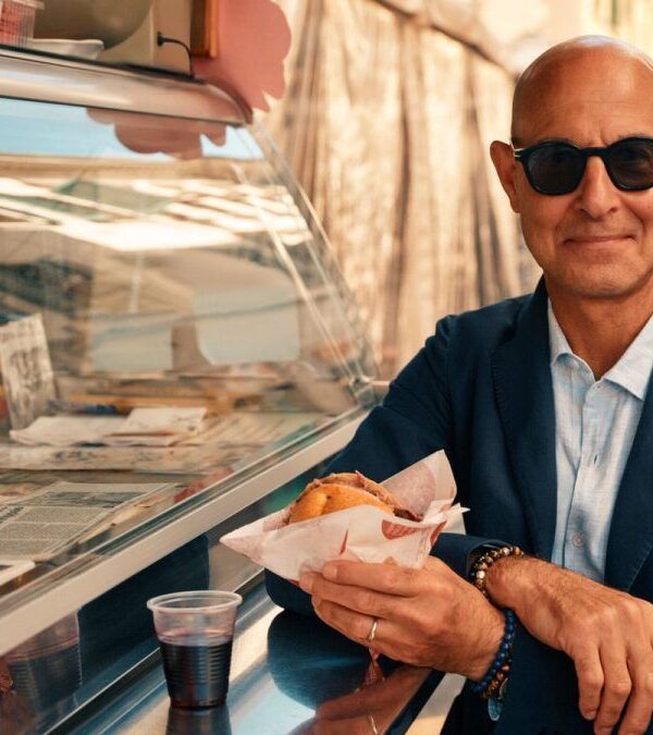 Ο Στάνλεϊ Τούτσι ξαναβρίσκει την Ιταλία του – και την κάνει τηλεόραση