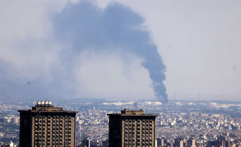 Σφοδρές ισραηλινές αεροπορικές επιθέσεις στο Ιράν – Απάντηση της Τεχεράνης με τους υπερηχητικούς πυραύλους Fattah-1