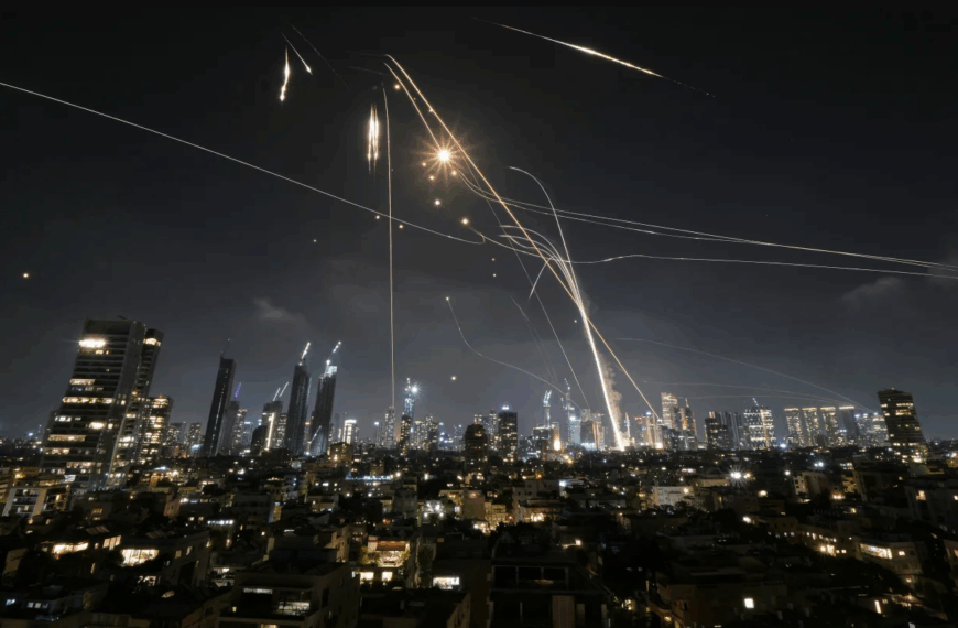 Εντείνεται η σύγκρουση Ισραήλ-Ιράν με πυραυλικά πλήγματα και απειλές για «ολική καταστροφή»