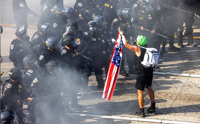 Οι «No Kings» κινητοποιήσεις κατά του Τραμπ: Χιλιάδες Αμερικανοί στους δρόμους ενάντια στον αυταρχισμό