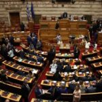 Σύγκρουση στη  Βουλή για το «πάγωμα» των αιτήσεων ασύλου