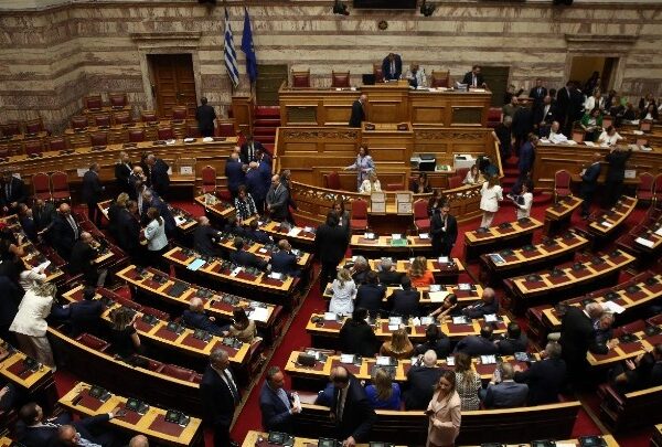 Οριακή έγκριση της προανακριτικής για Καραμανλή με απώλειες για τη ΝΔ – Τα επόμενα βήματα και το παρασκήνιο της ψηφοφορίας