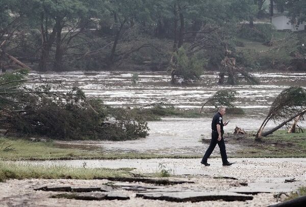 Φονικές πλημμύρες στο Τέξας: Σχεδόν 70 νεκροί και δεκάδες αγνοούμενα παιδιά