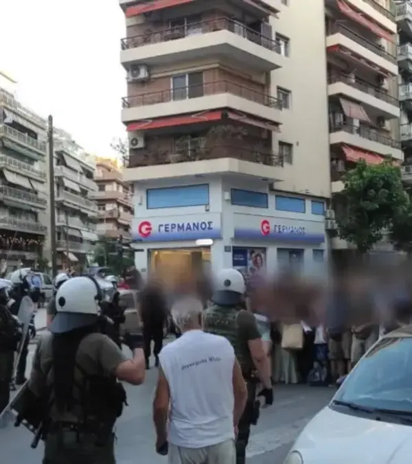 Κλιμάκωση έντασης στα YES! Stores – Εργαζόμενοι, συνδικαλιστές και φοιτητές αντιμέτωποι με συλλήψεις και μηνύσεις