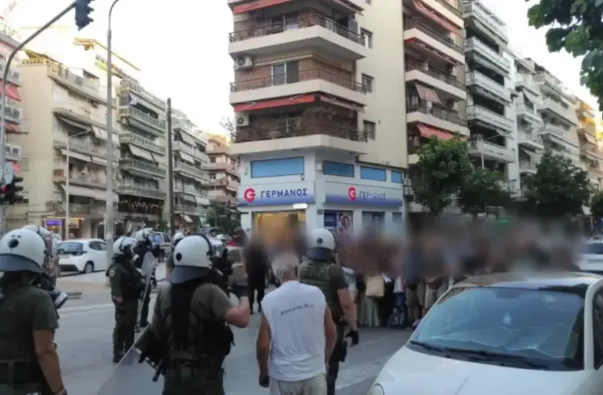 Κλιμάκωση έντασης στα YES! Stores – Εργαζόμενοι, συνδικαλιστές και φοιτητές αντιμέτωποι με συλλήψεις και μηνύσεις