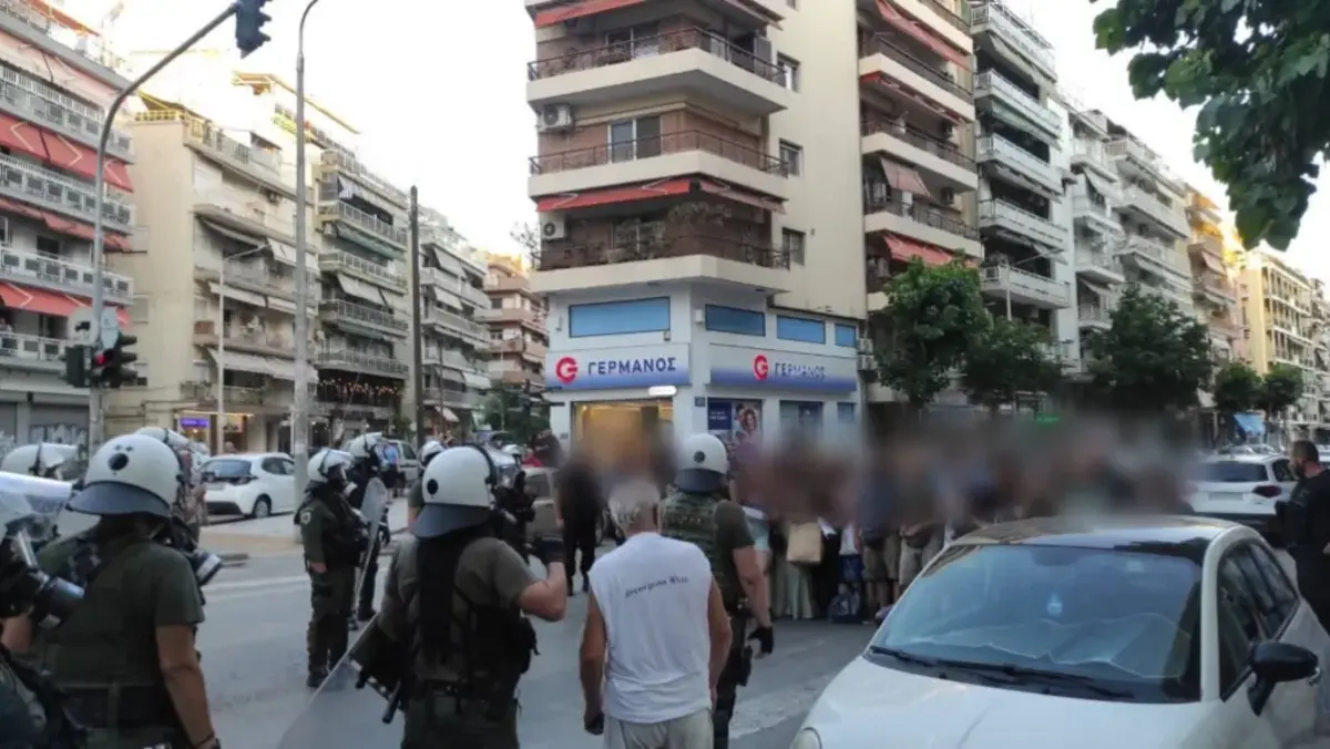 Κλιμάκωση έντασης στα YES! Stores – Εργαζόμενοι, συνδικαλιστές και φοιτητές αντιμέτωποι με συλλήψεις&hellip;