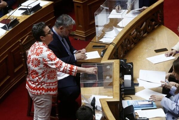 Κοινοβουλευτική θύελλα για το σκάνδαλο ΟΠΕΚΕΠΕ: Ψηφοφορία-οπερέτα και αποχώρηση της αντιπολίτευσης