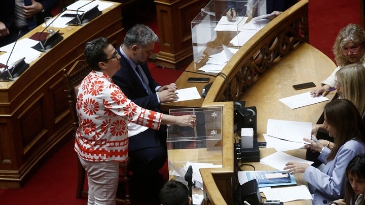 Κοινοβουλευτική θύελλα για το σκάνδαλο ΟΠΕΚΕΠΕ: Ψηφοφορία-οπερέτα και αποχώρηση της αντιπολίτευσης