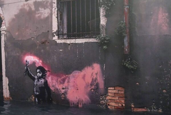Αφαιρέθηκε για αποκατάσταση η τοιχογραφία «Migrant Child» του Banksy στη Βενετία