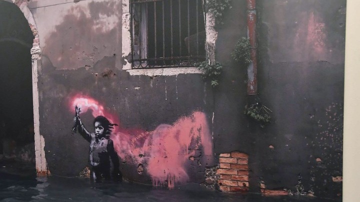 Αφαιρέθηκε για αποκατάσταση η τοιχογραφία «Migrant Child» του Banksy στη Βενετία