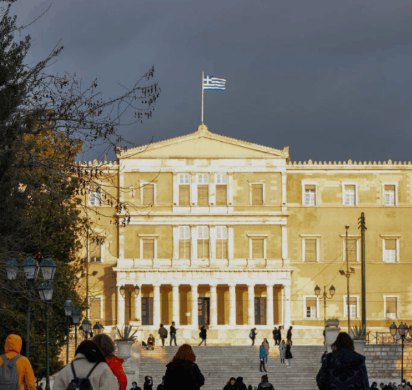 Χαμένες ευκαιρίες, εγκληματικά λάθη και ακριβό τίμημα: Το χρονολόγιο της ελληνικής κρίσης και των μνημονίων