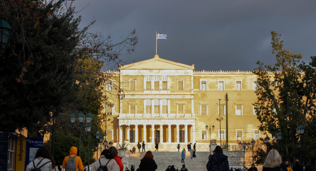 Χαμένες ευκαιρίες, εγκληματικά λάθη και ακριβό τίμημα: Το χρονολόγιο της ελληνικής κρίσης και των μνημονίων
