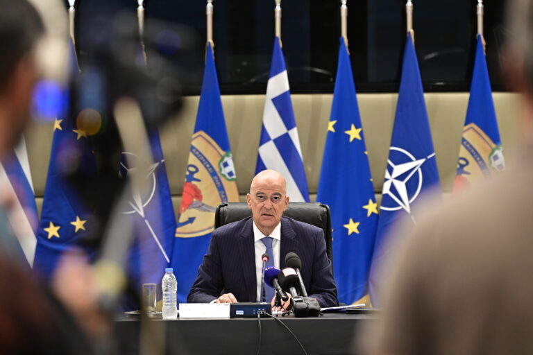 Ριζικές αλλαγές στις Ένοπλες Δυνάμεις: Θητεία μόνο στον Στρατό Ξηράς και αυξήσεις&hellip;