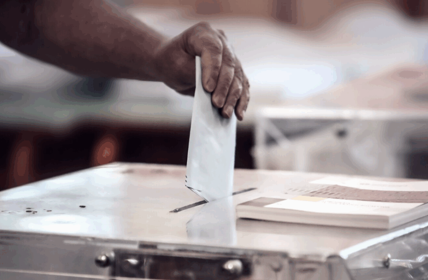 Δημοσκόπηση Real Polls: Πρώτη η ΝΔ, άνοδος στη 2η θέση για την Πλεύση Ελευθερίας