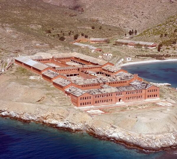 Γυάρος: Μια ιεροσυλία εν εξελίξει