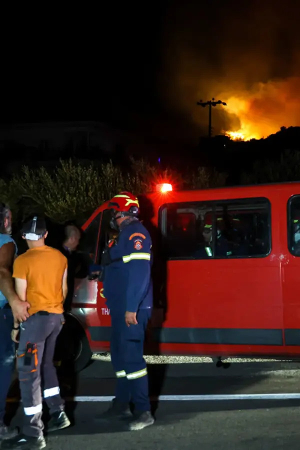 Πύρινη κόλαση στην Ιεράπετρα: Ολονύχτια μάχη με τις φλόγες – Εκκενώσεις, καταστροφές και αγωνία για τους Κατοίκους