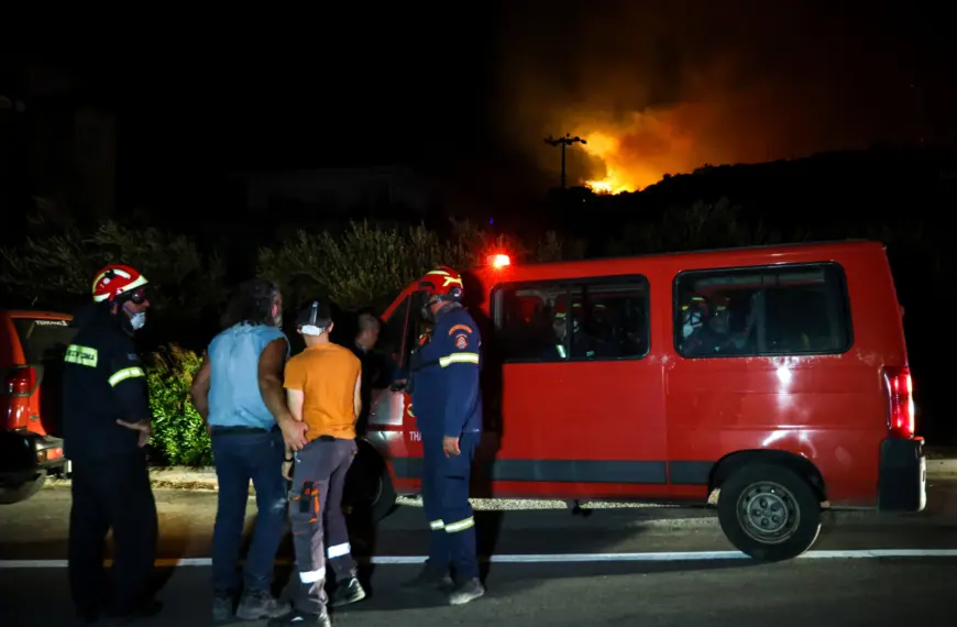 Πύρινη κόλαση στην Ιεράπετρα: Ολονύχτια μάχη με τις φλόγες – Εκκενώσεις, καταστροφές και αγωνία για τους Κατοίκους