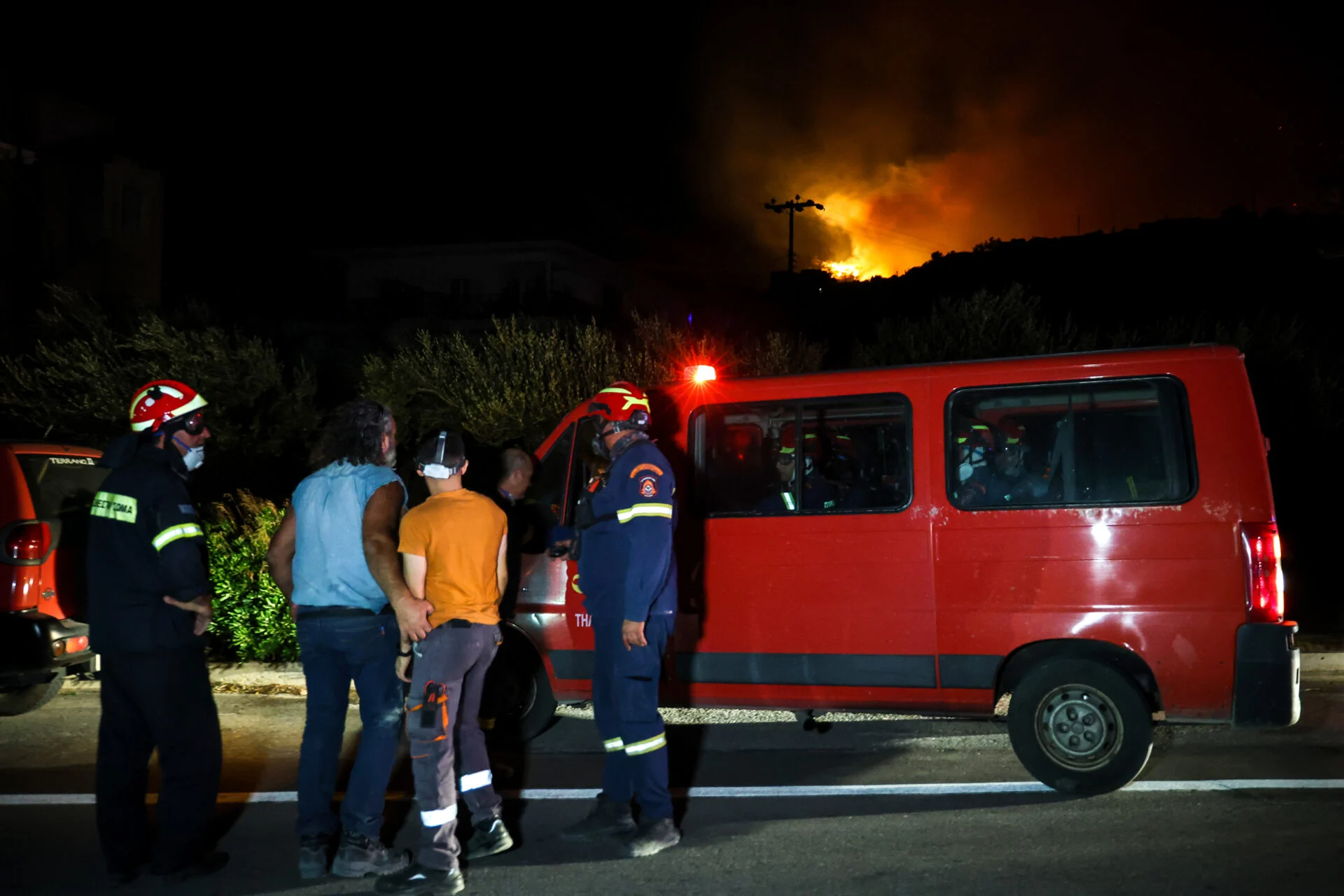 Πύρινη κόλαση στην Ιεράπετρα: Ολονύχτια μάχη με τις φλόγες – Εκκενώσεις, καταστροφές και αγωνία για τους Κατοίκους