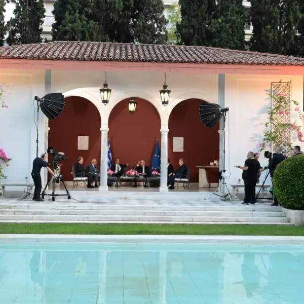 Δεξίωση για την 51η επέτειο αποκατάστασης της Δημοκρατίας: Καύσωνας, απαγορεύσεις και ψυχρό κλίμα στο Προεδρικό Μέγαρο