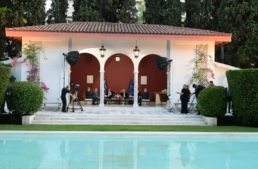 Δεξίωση για την 51η επέτειο αποκατάστασης της Δημοκρατίας: Καύσωνας, απαγορεύσεις και ψυχρό κλίμα στο Προεδρικό Μέγαρο