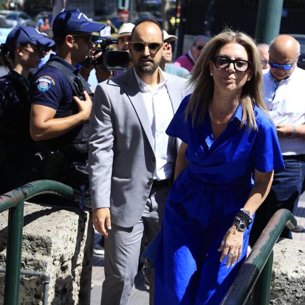 Τέμπη: 1,3 εκατομμύρια υπογραφές στη Βουλή – Αίτημα για άρση της ασυλίας των πολιτικών