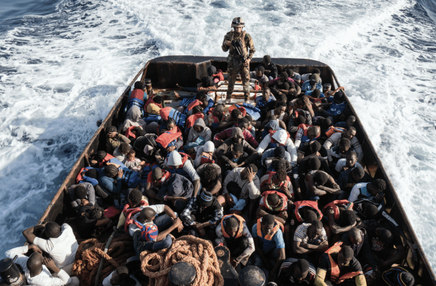 Αναστολή ασύλου και κλειστά κέντρα για μετανάστες από Βόρεια Αφρική – Έκτακτα&hellip;