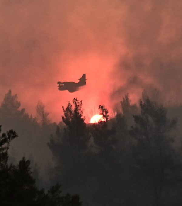 Μαίνεται η φωτιά στον Ωρωπό – Τιτάνια μάχη για να σωθεί το Ασπροχώρι
