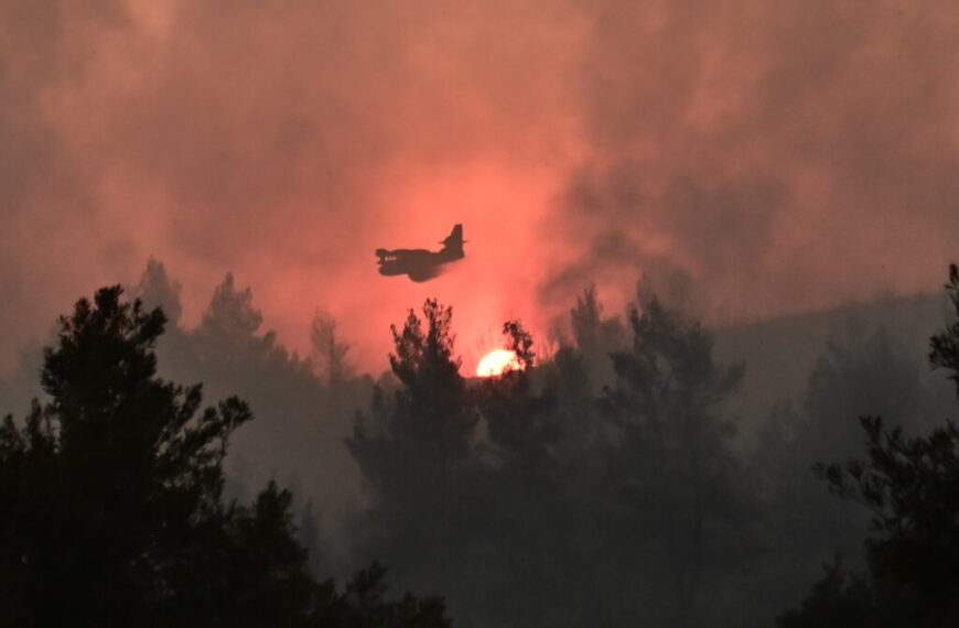 Μαίνεται η φωτιά στον Ωρωπό – Τιτάνια μάχη για να σωθεί το Ασπροχώρι